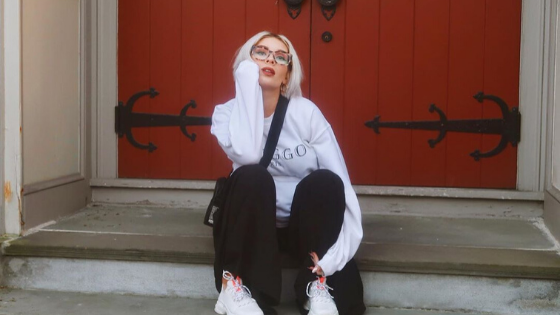 #BumpStyleApproved: This Chic Mama is Rocking The Most Cozy, Fashionista Preggo Sweatshirt